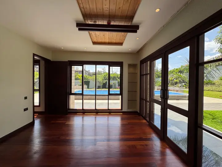 5-Bed Mansion with Pool, Runda — photo 2